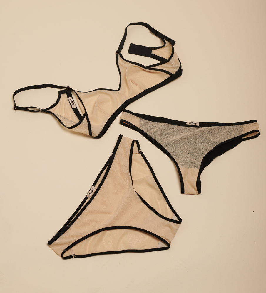 Soutien-gorge lesoft, culotte tulle et tanga bi-matière en version bicolore noir et amberlight à plat