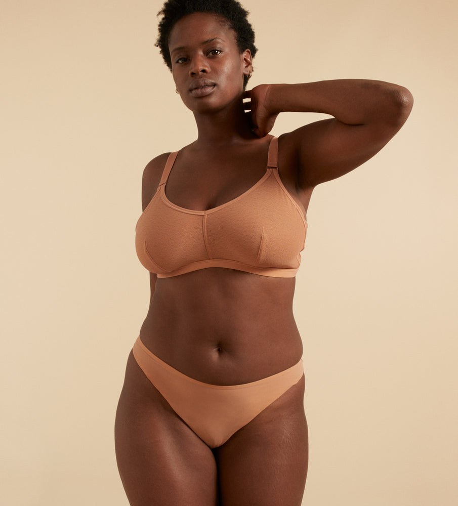 Slip brésilien jersey stretch et soutien-gorge lesoft camel sur un mannequin grande taille