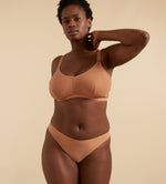 Slip brésilien jersey stretch et soutien-gorge lesoft camel sur un mannequin grande taille