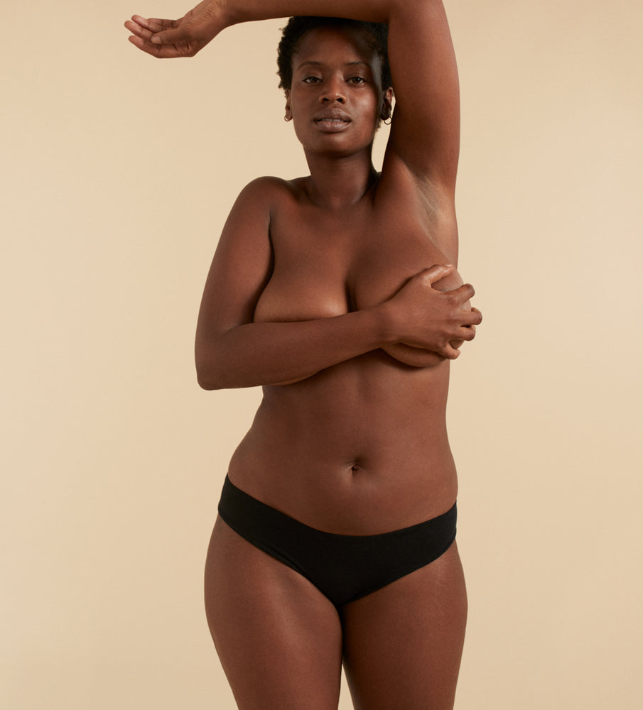 Tanga coton noir sur un mannequin grande taille